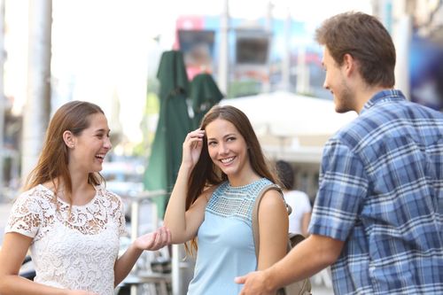 Phản ứng thú vị của phụ nữ khi gặp chàng trai quyến rũ