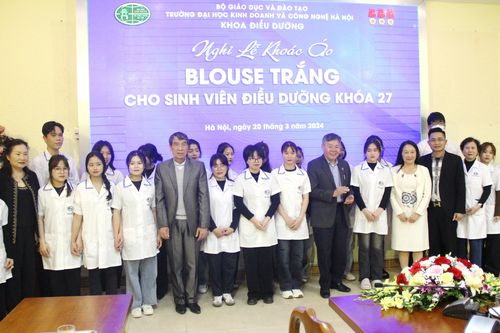 Trường đại học khoác áo Blouse trắng cho sinh viên đi thực hành tại bệnh viện