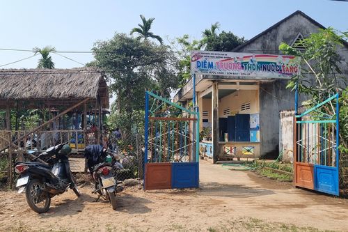 Cô trò vùng cao Quảng Ngãi mãn nguyện khi chấm dứt chuỗi ngày vệ sinh khó đỡ