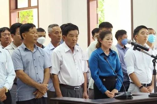 Xét xử 32 bị cáo trốn thuế trong vụ 'buôn lậu 200 triệu lít xăng'
