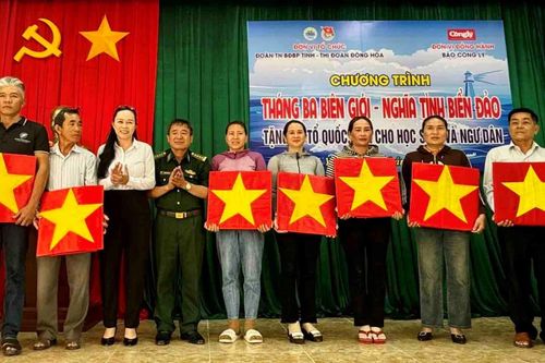 Tặng 5.000 lá cờ Tổ quốc trong chương trình 'Tháng Ba biên giới'