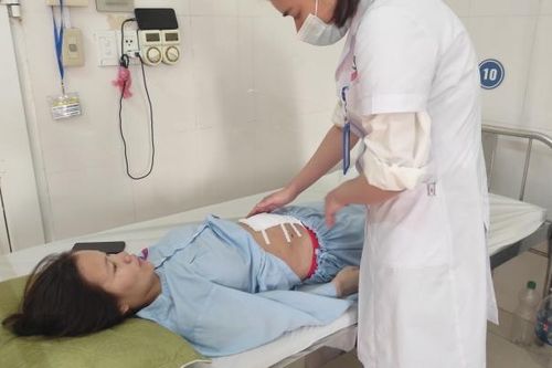 Lào Cai: Cắt thành công khối u buồng trứng nặng gần 2 kg của một sản phụ