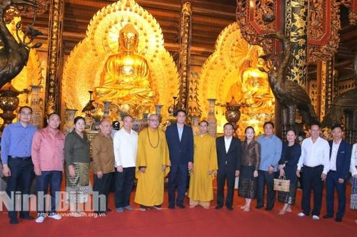 Đoàn Đại biểu cấp cao tỉnh U-Đôm-Xay (Lào) thăm và làm việc tại Trường Đại học Hoa Lư, chùa Bái Đính