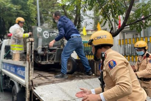 Hà Nội: Tuyên truyền kết hợp xử lý lái xe tự chế chở hàng cồng kềnh