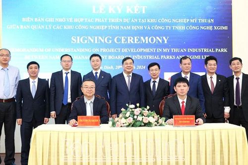 Ký kết biên bản ghi nhớ về hợp tác phát triển Dự án sản xuất máy chiếu đa chức năng và tivi laser tại Nam Định