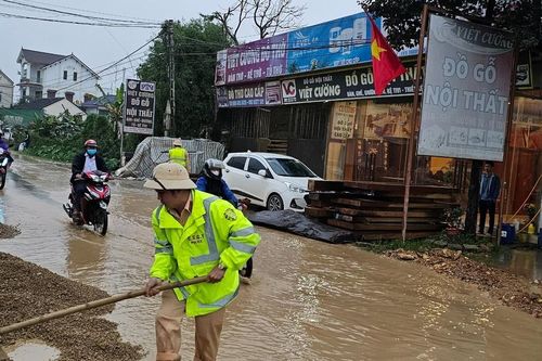 CSGT cào đá 'giải cứu' đường ngập