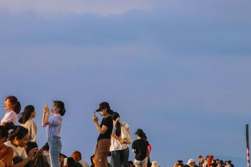 Giới trẻ Đà Nẵng thích thú ngắm hoàng hôn cực chill dưới chân cầu Thuận Phước