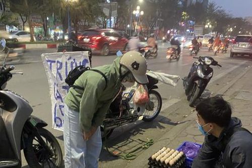 Trứng gà rẻ 'chưa từng có' bán đầy Hà Nội