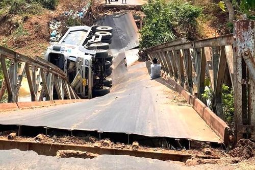 Xe tải chở cát gây sập cầu dân sinh ở Bình Phước