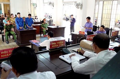 Hai con chém người, mẹ ném hung khí xuống sông