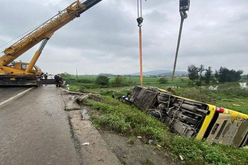 Lật xe khách giường nằm, 13 người thoát chết