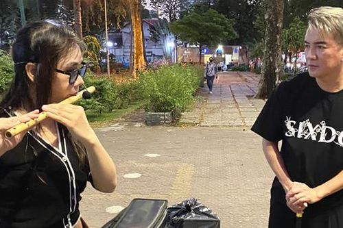 Chuyện cảm động Đàm Vĩnh Hưng chống gậy dẫn con trai gặp cô gái khiếm thị