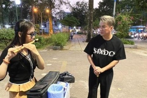 Đàm Vĩnh Hưng chống gậy dẫn con trai gặp cô gái khiếm thị