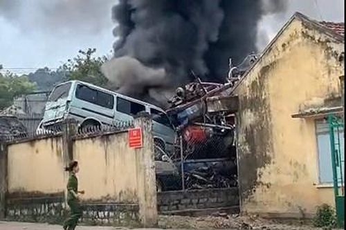 Cháy bãi lưu giữ xe tang vật vi phạm hành chính tại trụ sở Công an huyện ở Khánh Hòa