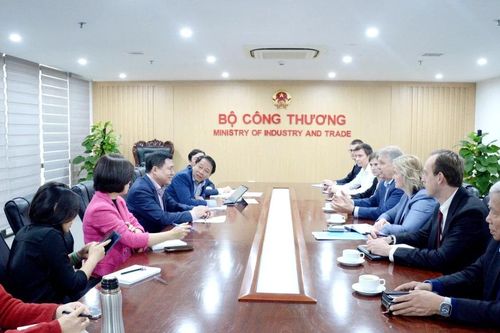 Bộ Công Thương làm việc với tập đoàn của Nga về các dự án sử dụng khí LNG