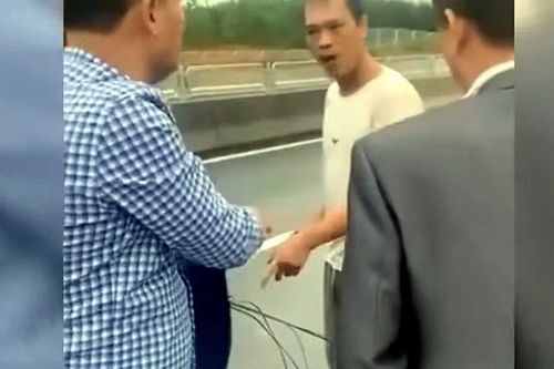 Bị nước mưa tràn vào nhà, người đàn ông căng dây chắn ngang đường cao tốc