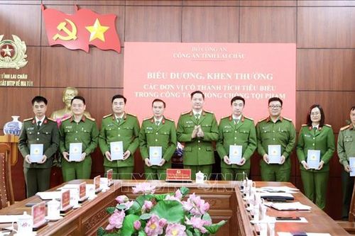 Biểu dương, khen thưởng các đơn vị tiêu biểu trong phòng, chống tội phạm