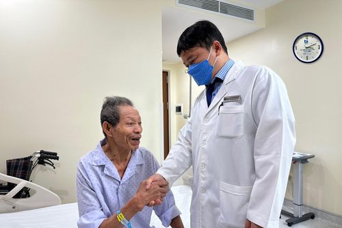 Phẫu thuật thành công cho người đàn ông bị u tủy sống ngực liệt cả chân