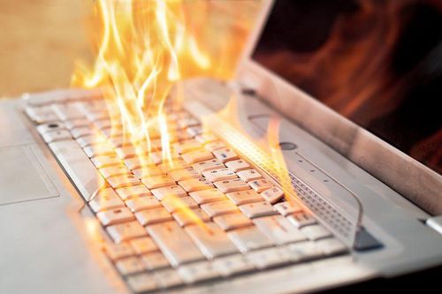 Hai vụ nổ laptop gây thương tích cho trẻ nhỏ trong 1 tuần: Sử dụng pin laptop thế nào cho đúng cách?