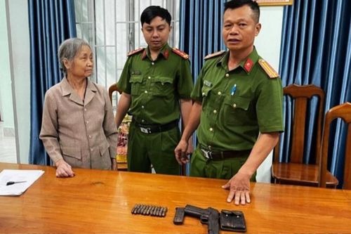 Dọn nhà, cụ bà 75 tuổi phát hiện khẩu súng và 22 viên đạn