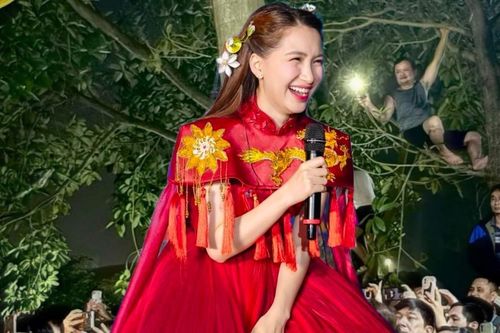 Cậu ruột trèo lên cây xem cháu gái hát, Hòa Minzy thắc mắc một điều
