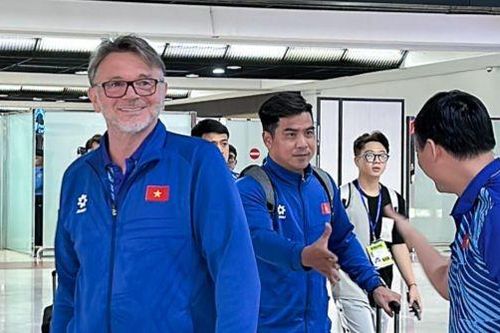 HLV Troussier ra quy định khắt khe khi tuyển Việt Nam đến Indonesia; Tại sao Ronaldo bị loại khỏi tuyển Bồ Đào Nha trước trận đấu với Thụy Điển?