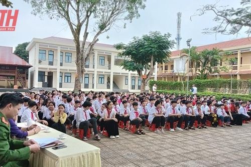 Trường Phổ thông Dân tộc nội trú THCS Bá Thước nâng cao nhận thức pháp luật cho học sinh