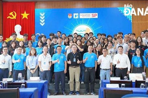 Sinh viên Singapore tìm hiểu làng nghề truyền thống Đà Nẵng