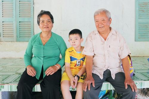 Vượt khó xây dựng gia đình hạnh phúc, nuôi con thành tài