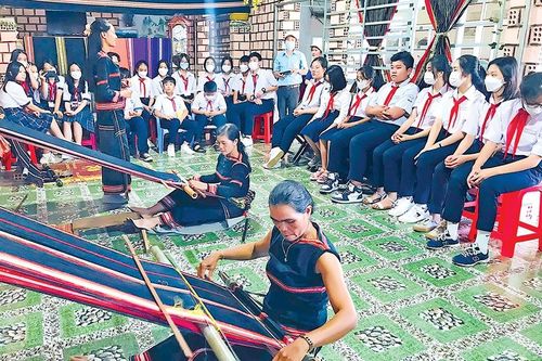 Bồi đắp tình yêu văn hóa truyền thống cho học sinh