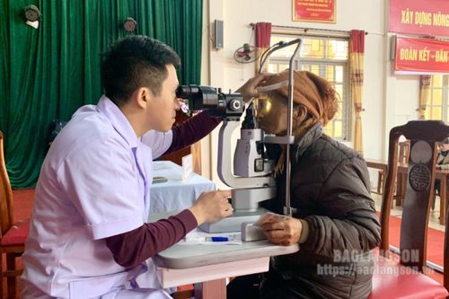Trên 80 người cao tuổi, đối tượng chính sách được khám miễn phí các bệnh về mắt