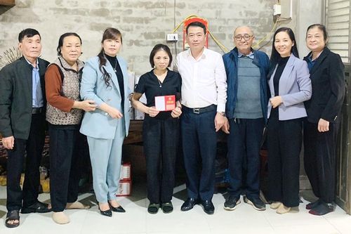 Hỗ trợ mua sắm dụng cụ học tập cho học sinh có hoàn cảnh khó khăn
