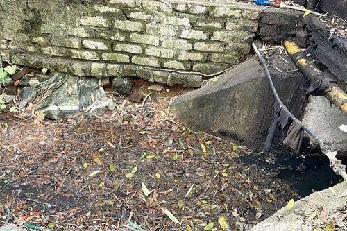 Cống thoát nước thải ở tổ 9 phường Tân Quang bị tắc, bốc mùi hôi thối