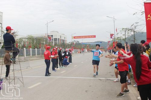 Trên 400 vận động viên tham gia Giải chạy việt dã Tiền phong