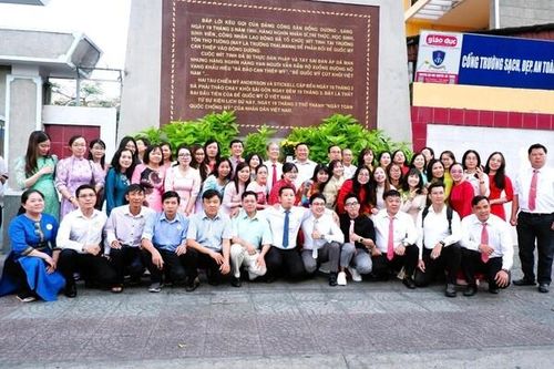 Nhiều cựu học sinh tề tựu trong lễ kỉ niệm 74 năm ngày truyền thống của trường Ten Lơ Man