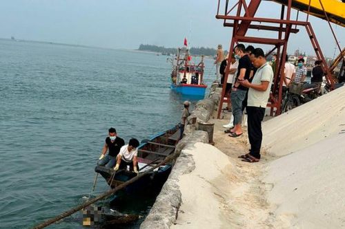 Truy tìm tung tích nạn nhân trôi dạt vào bờ biển