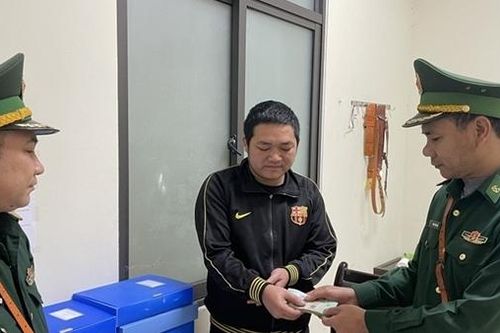 Thiếu tá Bộ đội Biên phòng tìm người để trả lại của rơi