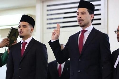 Hai cầu thủ Indonesia nhập tịch ngay trong đêm