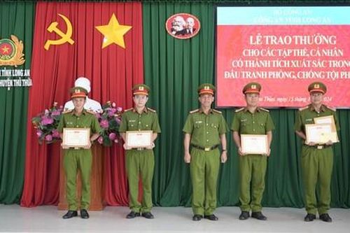 Khen thưởng tập thể và cá nhân phối hợp bắt giữ đối tượng trộm gần 1 tỷ đồng