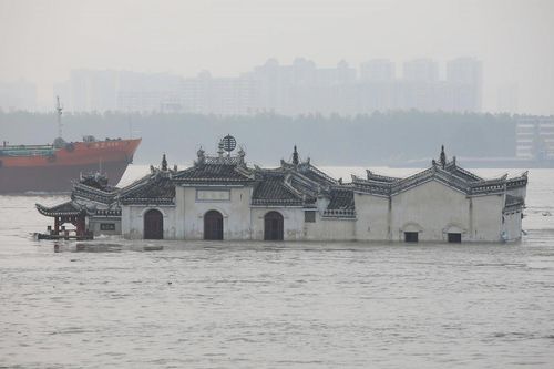 Bí ẩn ngôi chùa cổ sừng sững giữa con sông dài nhất Trung Quốc