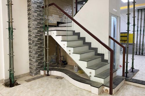 Xây tòa nhà văn phòng khiến nhà dân bị sụt lún, 'chống nạng' ở trung tâm TP.HCM