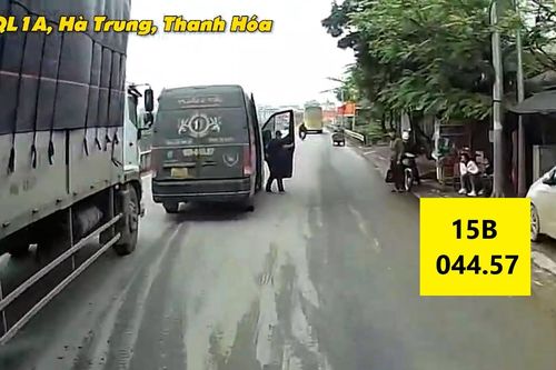 Xe khách ngang nhiên dừng giữa đường đón khách