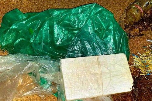 Phát hiện nhiều khối chữ nhật nghi ma túy trôi dạt vào bờ biển Phú Yên