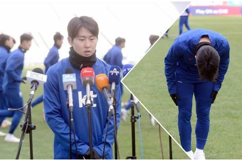 Lee Kang-in cúi đầu xin lỗi trong buổi tập của tuyển Hàn Quốc
