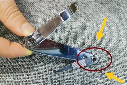 Lỗ nhỏ trên bấm móng tay có công dụng gì?