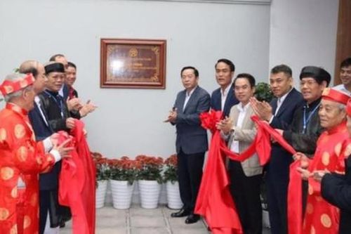 Gắn biển công trình tu bổ, tôn tạo đình Hòe Thị