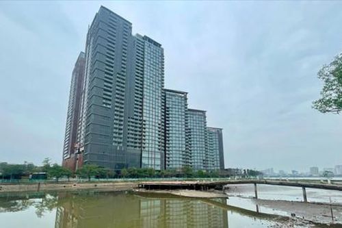 Tây Hồ hoàn tất việc xử lý tôm, cá chết nổi tại hồ Thủy Sứ