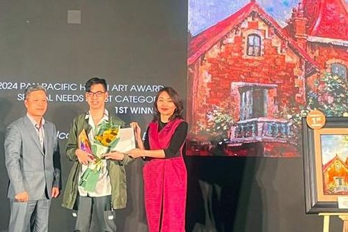 Họa sĩ khiếm thính Trần Nam Long giành giải Nhất cuộc thi 'Sắc màu nguồn cội'