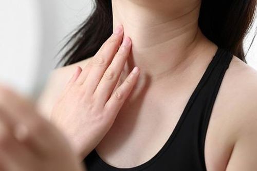 4 thói quen khiến vùng cổ nhiều nếp nhăn
