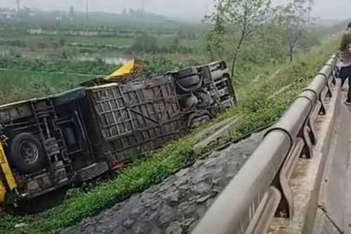 Bác tin 13 người chết trong vụ lật xe khách ở Nghệ An